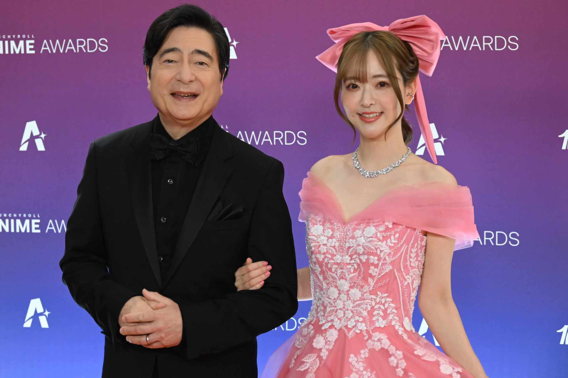 Crunchyroll Anime Awards 2026: ทาคาฮาชิ โยโกะ โชว์ลุคเมทัลลิก ฟุกุนิชิ คัตสึยะ โพสต์ท่า “8” บนพรมส้ม