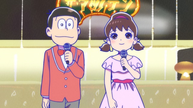 ภาพฉากจากตอน ザ・マツノテン ของ Osomatsu-san ซีซัน 4 แสดงให้เห็นแฝด 6 ถือไมโครโฟน