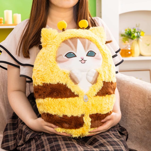 mofusand เปิดตัวออนไลน์กาชาปอง “หมีแมวชุดผึ้ง” พร้อมตุ๊กตากอดไซส์ใหญ่ 45 ซม. — จำหน่าย 26 ส.ค. นี้!