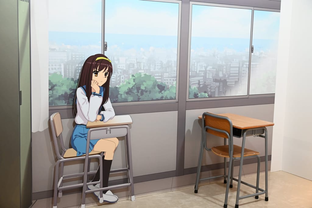 นิทรรศการครบรอบ 20 ปี “The Melancholy of Haruhi Suzumiya” เปิดให้แฟนๆ นั่งโต๊ะในห้องเรียนถ่ายรูปคู่ฮารุฮิ
