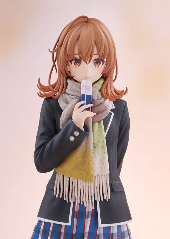 ฟิกเกอร์ 1/6 สเกล อิโรฮะ อิสชิกิ จาก OreGairu ในชุดฤดูหนาวพร้อมผ้าพันคอและของขวัญในมือ โดย Good Smile Company